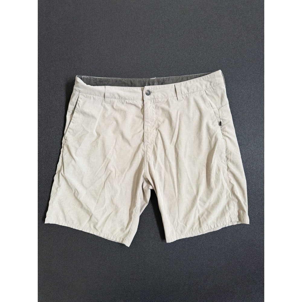 Vuori Meta Shorts Mens 36 Beige Khaki 9" Inseam Performance Golf Preppy